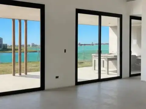 Casa en Venta con 4 cocheras