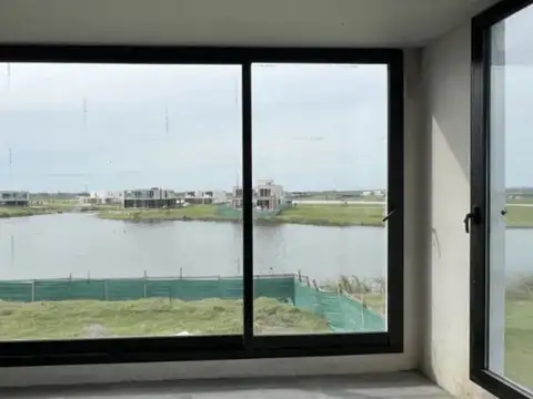 Casa 5 ambientes con 4 baños