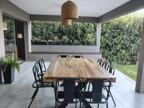 Casa en Venta con 2 cocheras