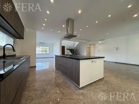 Casa 7 ambientes con 5 baños