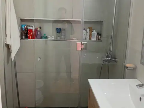 2 ambientes amoblado. Con cocina y baño reciclado. Luminoso.