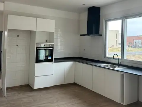 Casa en Alquiler con 2 cocheras