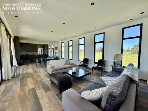 Casa en Venta con 2 cocheras