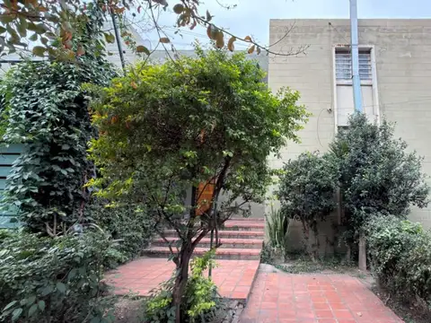 Dúplex en venta en Villa Cabrera con cochera