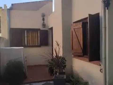 Casa en Venta – 4 Dormitorios, 2 Baños, 300 m² y 2 Cocheras