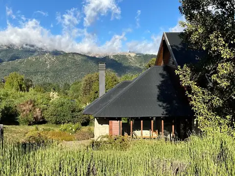 Casa de piedra y madera en Arelauquen sobre golf
