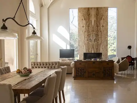 Casa en Venta con 6 cocheras
