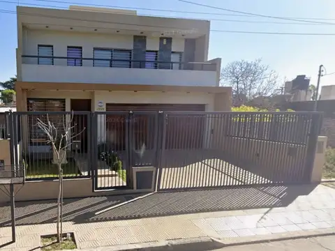 Casa 8 ambientes con 3 baños