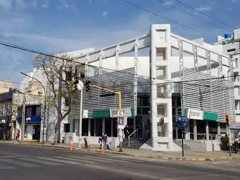 AV SANTA FE 800, Piso 0