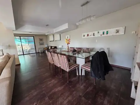 Casa en Venta con 3 cocheras