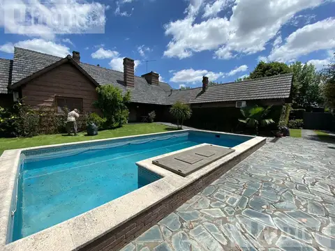 Casa 12 ambientes con 5 baños