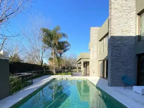 Casa en Venta en Abril Club De Campo, USD 1.200.000