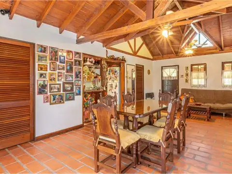 Casa en Venta con 3 cocheras