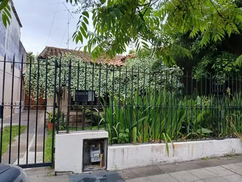 Chalet tres ambientes con jardín