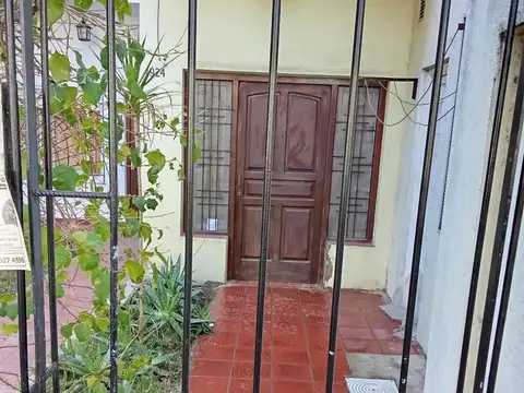 P H 2 Ambientes   Al Frente, con patio  Planta Baja  Entrada independiente   Sin Expensas  Paradas de colectivos y centro  comercial