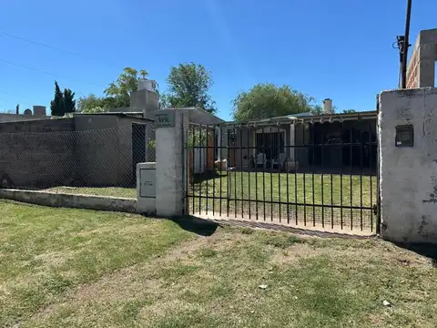 Casa  en calle 4 n° 1446.