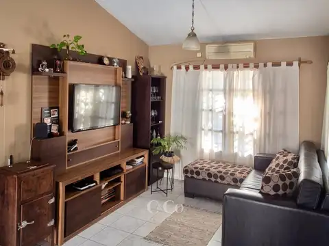Venta Casa De Categoría Con Pileta En Barrio Santa Rita Del Lago - Villa Carlos Paz