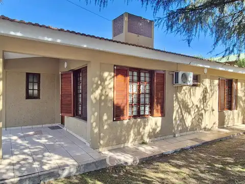 Casa 8 ambientes con 2 baños