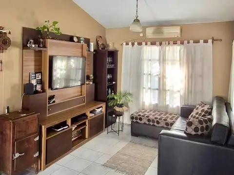 Venta Casa De Categoría Con Pileta En Barrio Santa Rita Del Lago - Villa Carlos Paz