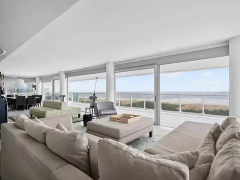 Duplex frente al mar de 4 suites con terraza y pileta sobre la Brava