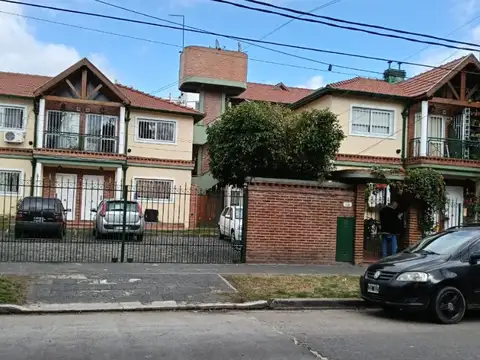 DEPARTAMENTO 2 AMBIENTES AL FRENTE. (CONDOMINIO)