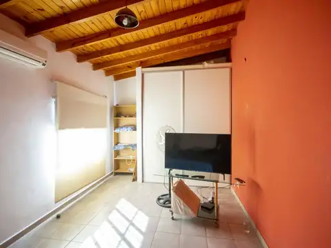 Casa de 5 ambientes con cochera y playroom en venta en Carapachay