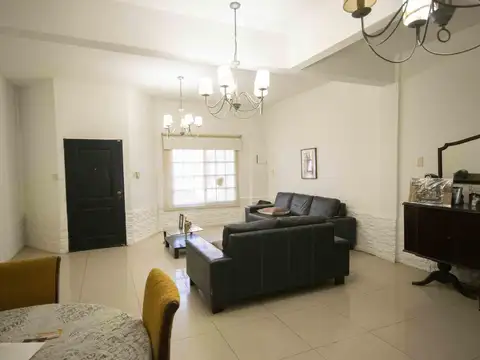 Casa de 5 ambientes con cochera y playroom en venta en Carapachay