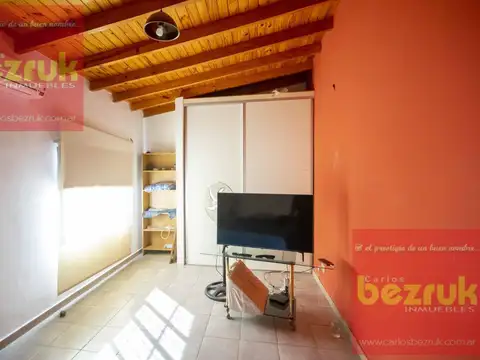 Casa de 5 ambientes con cochera y playroom en venta en Carapachay