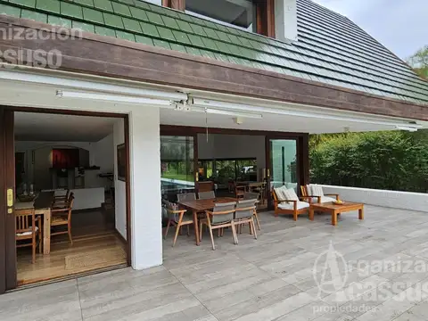Casa en Alquiler con 2 cocheras