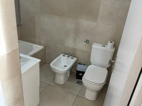 IMPECABLE MONOAMBIENTE c/ BALCON, AMOBLADO