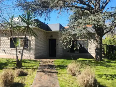 Casa en alquiler ANUAL c/ cochera en Loma Verde