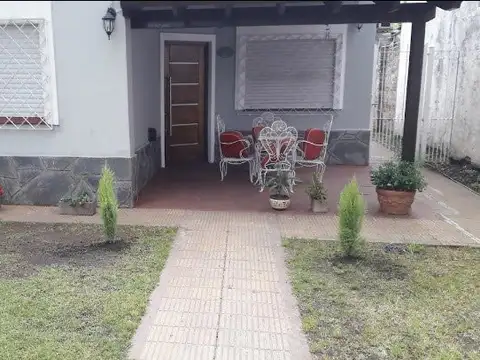 Casa 3 ambientes con 1 baño