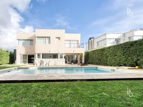 Casa en Venta con 3 cocheras