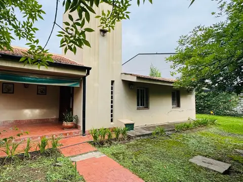 Venta de Casa en Grand Bourg a media cuadra de Av Libertador