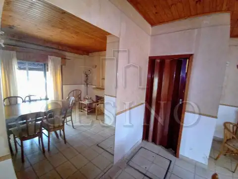 Casa 8 ambientes con 2 baños