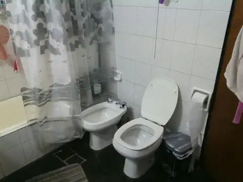 CASA EN ESQUINA- 1 CUADRA DE ANATOLE FRANCE