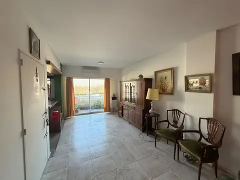 Departamento semipiso sobre la Avenida Maipú de 3 amb con cochera cubierta