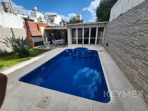 VENTA DE CASA EN LUGANO DE 4 AMBIENTES CON QUINCHO, PARQUE Y PILETA SOBRE LOTE DE 8,66 X 37