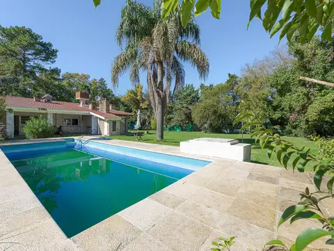 VENTA CASA DE TRES DORMITORIOS EN ROLDAN PILETA Y GRAN PARQUE