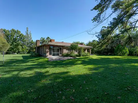VENTA CASA DE TRES DORMITORIOS EN ROLDAN PILETA Y GRAN PARQUE