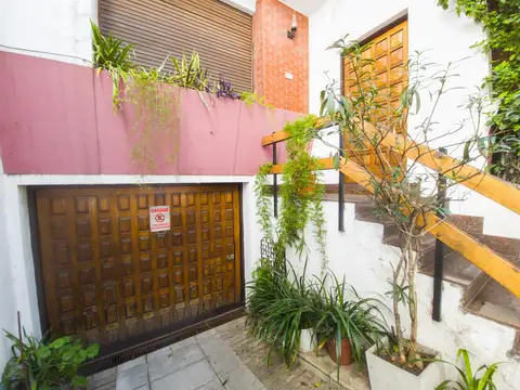 Casa 8 ambientes con 2 baños