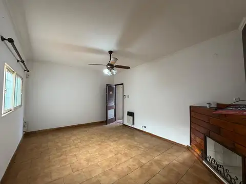 Casa de pasillo de dos dormitorios con patios y terraza en Saladillo