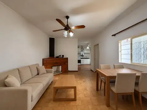Casa de pasillo de dos dormitorios con patios y terraza en Saladillo