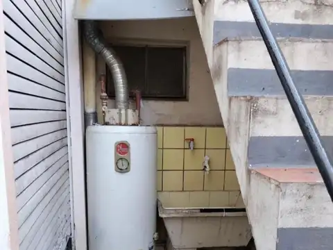 Venta de PH con 3 departamentos y local a la calle en Lanús!
