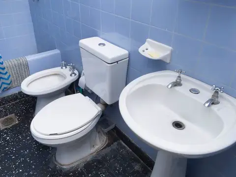 Casa 8 ambientes con 2 baños