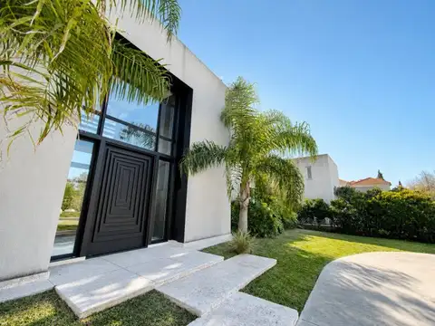 VENTA CASA DE CATEGORÍA CON FONDO AL GOLF EN HARAS DE SANTA MARÍA