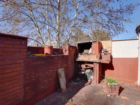 Casa 6 ambientes con 2 baños