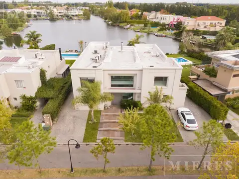 Espectacular casa en Venta en el Barrio La Laguna al agua 