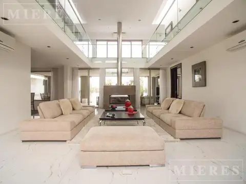 Espectacular casa en Venta en el Barrio La Laguna al agua!!