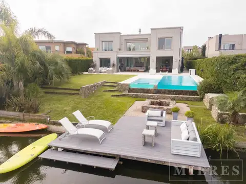 Espectacular casa en Venta en el Barrio La Laguna al agua 